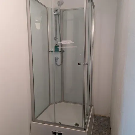 Lovely With Free Parking On Premisis Apartment